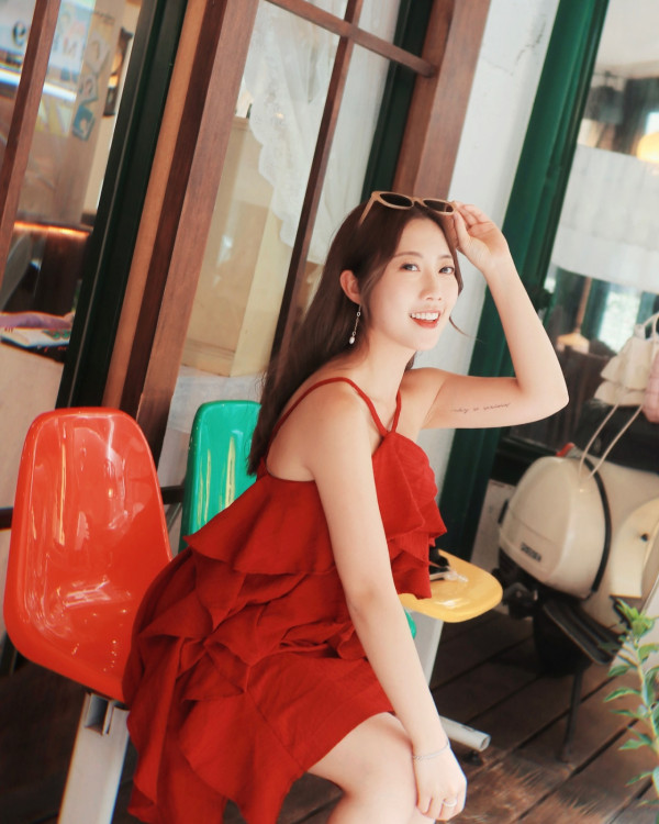 前J2小花離巢遊韓性感解放!突破底線晒T字泳褲露美臀!