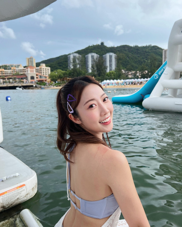 前J2小花離巢遊韓性感解放!突破底線晒T字泳褲露美臀!