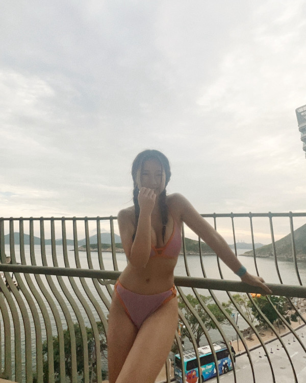 前J2小花離巢遊韓性感解放!突破底線晒T字泳褲露美臀!