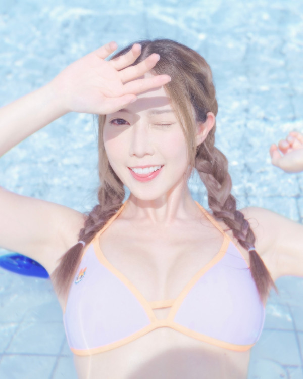 前J2小花離巢遊韓性感解放!突破底線晒T字泳褲露美臀!