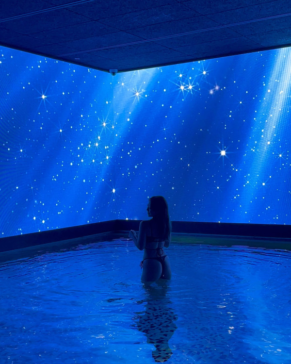 前J2小花離巢遊韓性感解放!突破底線晒T字泳褲露美臀!