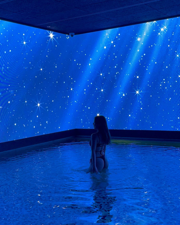 前J2小花離巢遊韓性感解放!突破底線晒T字泳褲露美臀!