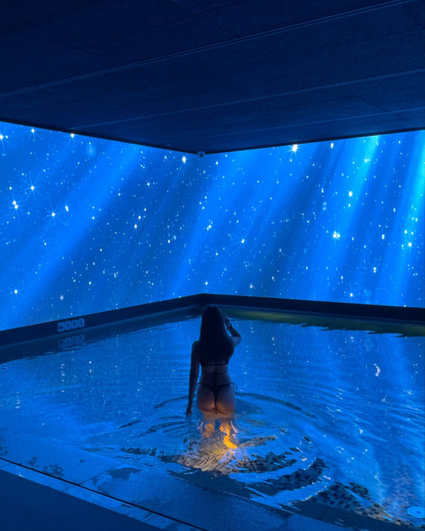 前J2小花離巢遊韓性感解放!突破底線晒T字泳褲露美臀!