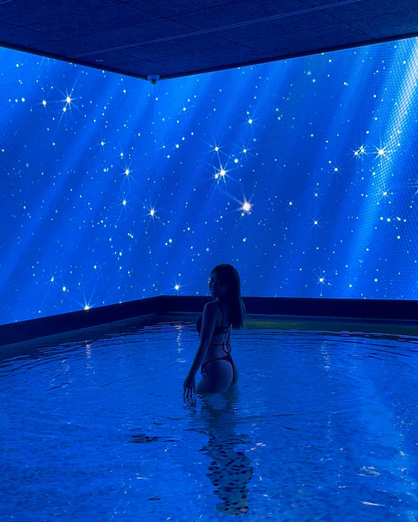 前J2小花離巢遊韓性感解放!突破底線晒T字泳褲露美臀!