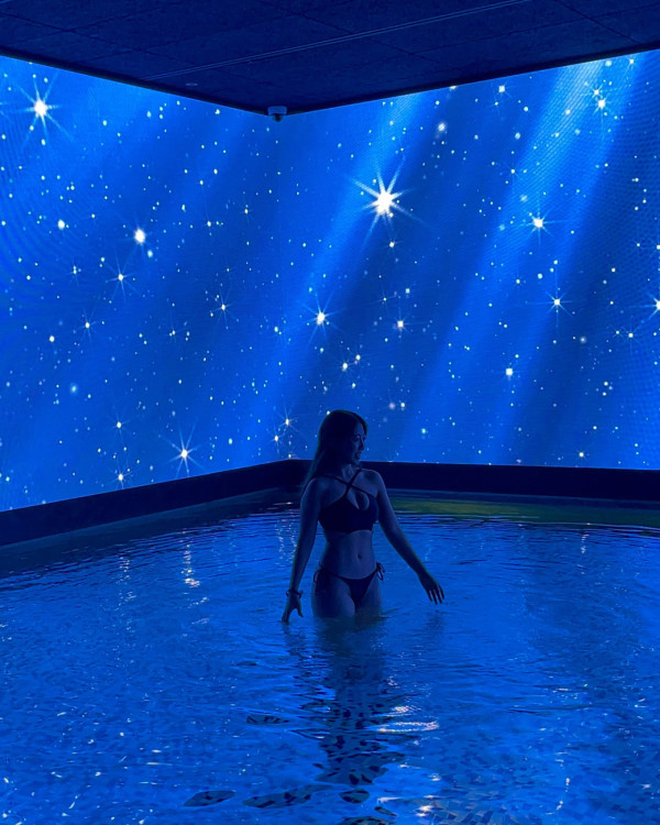 前J2小花離巢遊韓性感解放!突破底線晒T字泳褲露美臀!