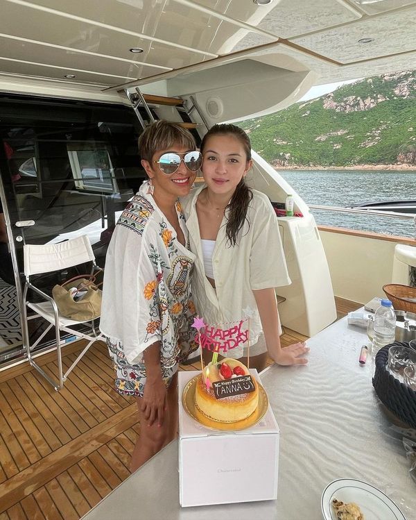 最索星二代出海曬弗爆身材 粉藍比堅尼上陣 逆天長腿超吸睛 