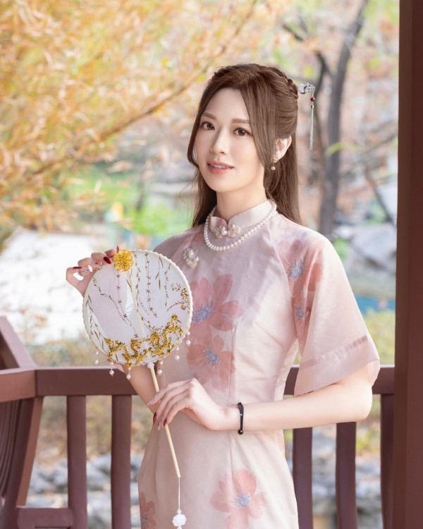 馮盈盈廣州酒樓被偶遇偷拍！真人被批冇星味似路人！ 