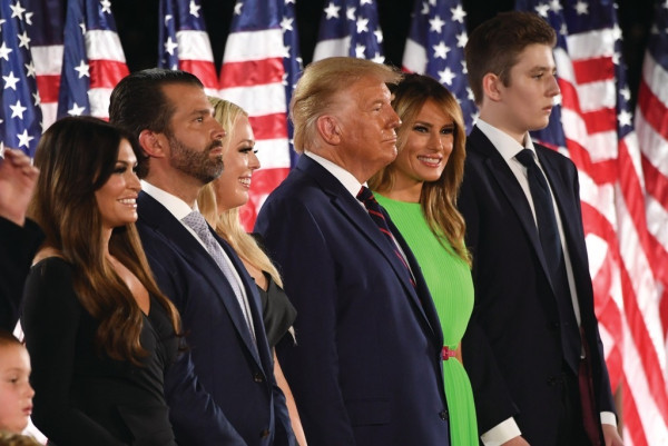 特朗普孻仔出招拉攏年輕人成幕後功臣 幾年間身高飆至2米成焦點 