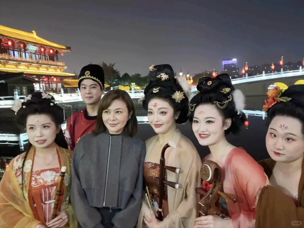 香江第一美女與富豪遊敦煌 手搭大髀親密合照 逆齡美貌惹全網妒忌 