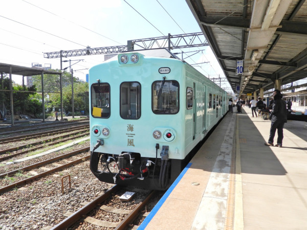 台灣首部馬卡龍色甜品觀光列車海風號!復古沙發座椅 聯乘米芝蓮一星雪糕店