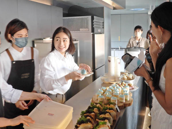 台灣首部馬卡龍色甜品觀光列車海風號!復古沙發座椅 聯乘米芝蓮一星雪糕店