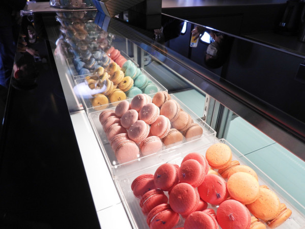 台灣首部馬卡龍色甜品觀光列車海風號!復古沙發座椅 聯乘米芝蓮一星雪糕店