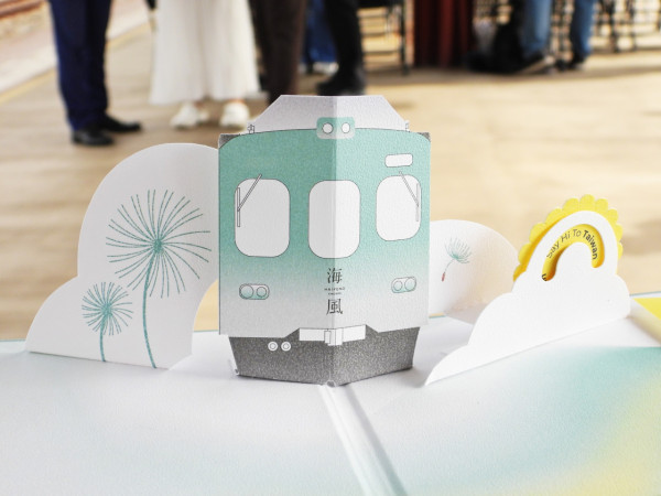 台灣首部馬卡龍色甜品觀光列車海風號!復古沙發座椅 聯乘米芝蓮一星雪糕店