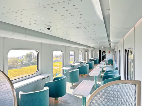 台灣首部馬卡龍色甜品觀光列車海風號!復古沙發座椅 聯乘米芝蓮一星雪糕店