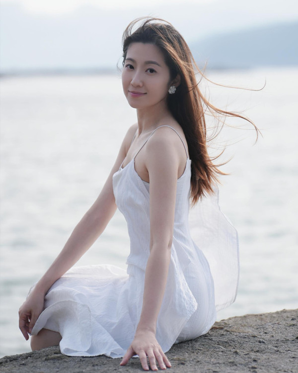 前TVB花旦鄧佩儀離巢返加拿大發展 近況曝光！激罕性感低胸造型慶32歲生日 