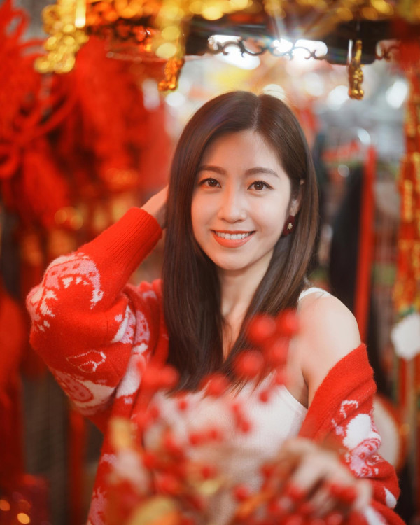 前TVB花旦鄧佩儀離巢返加拿大發展 近況曝光！激罕性感低胸造型慶32歲生日 