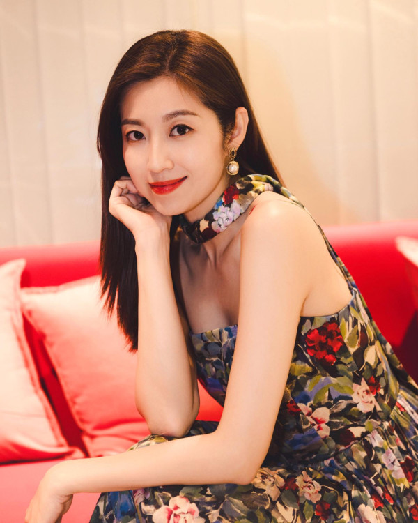 前TVB花旦鄧佩儀離巢返加拿大發展 近況曝光！激罕性感低胸造型慶32歲生日 