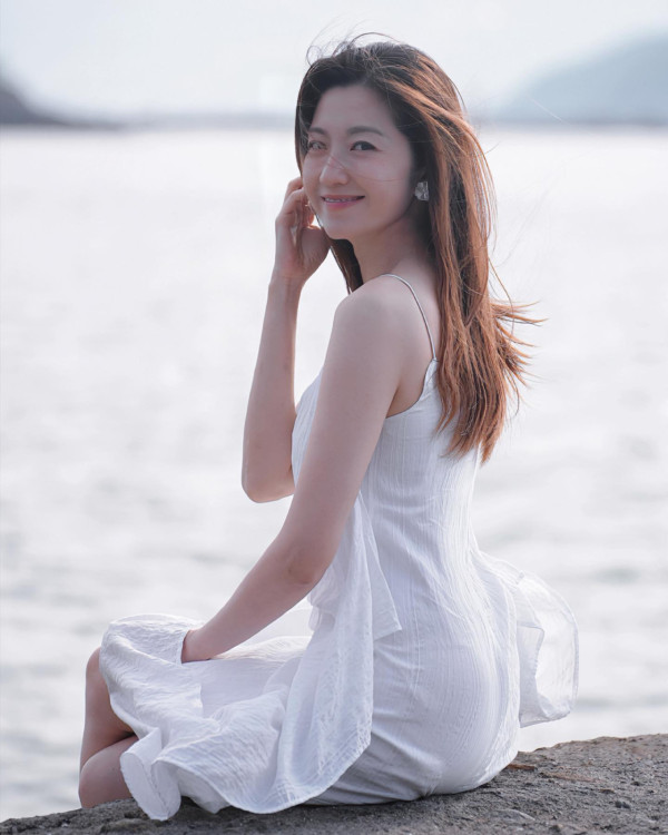 前TVB花旦鄧佩儀離巢返加拿大發展 近況曝光！激罕性感低胸造型慶32歲生日 