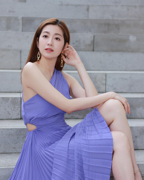 前TVB花旦鄧佩儀離巢返加拿大發展 近況曝光！激罕性感低胸造型慶32歲生日 