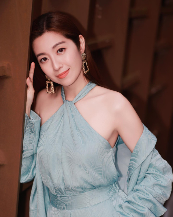 前TVB花旦鄧佩儀離巢返加拿大發展 近況曝光！激罕性感低胸造型慶32歲生日 