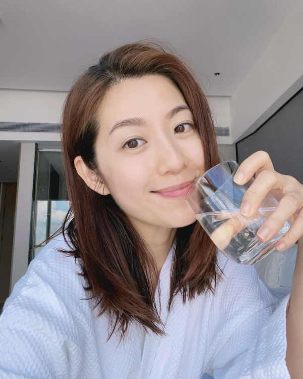 前TVB花旦鄧佩儀離巢返加拿大發展 近況曝光！激罕性感低胸造型慶32歲生日 