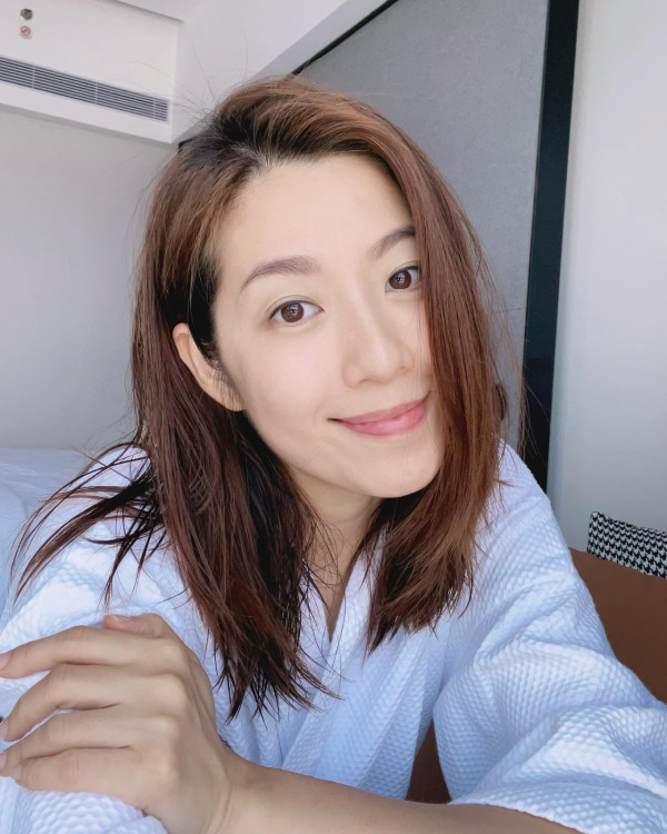 前TVB花旦鄧佩儀離巢返加拿大發展 近況曝光！激罕性感低胸造型慶32歲生日 