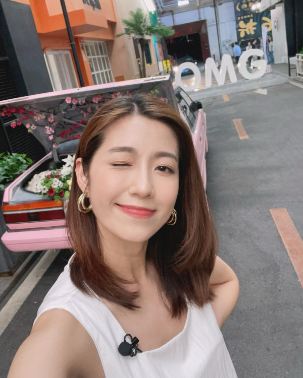 前TVB花旦鄧佩儀離巢返加拿大發展 近況曝光！激罕性感低胸造型慶32歲生日 