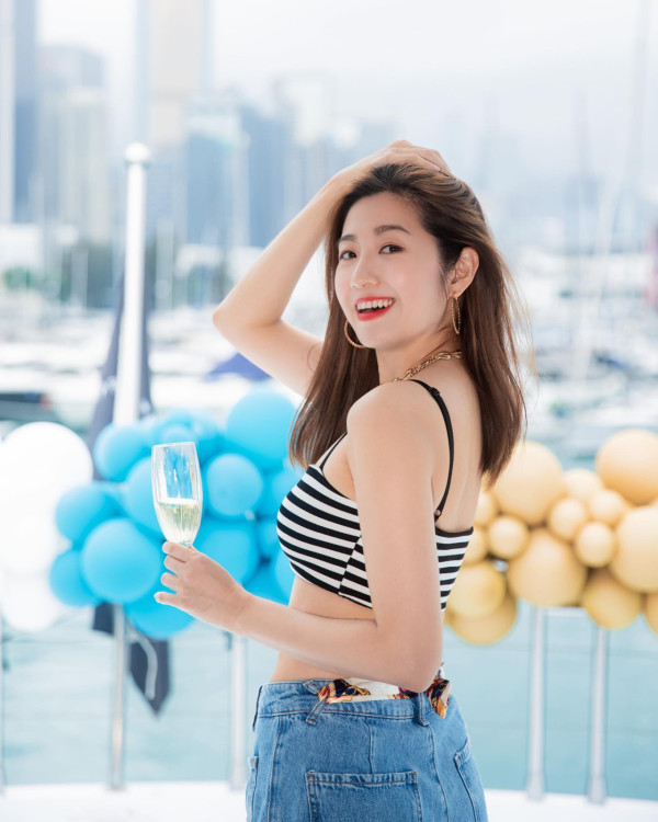 前TVB花旦鄧佩儀離巢返加拿大發展 近況曝光！激罕性感低胸造型慶32歲生日 