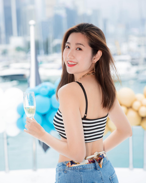 前TVB花旦鄧佩儀離巢返加拿大發展 近況曝光！激罕性感低胸造型慶32歲生日 