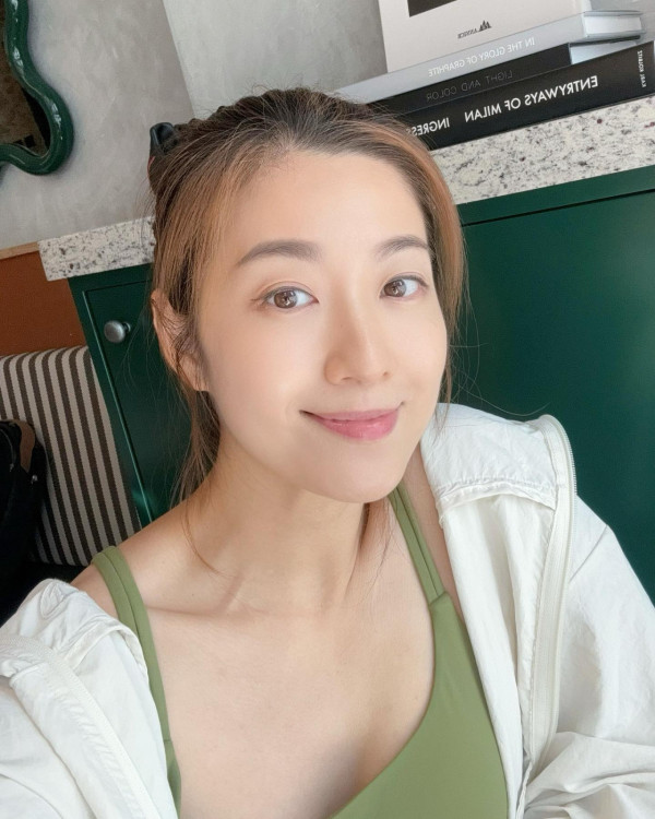 前TVB花旦鄧佩儀離巢返加拿大發展 近況曝光！激罕性感低胸造型慶32歲生日 