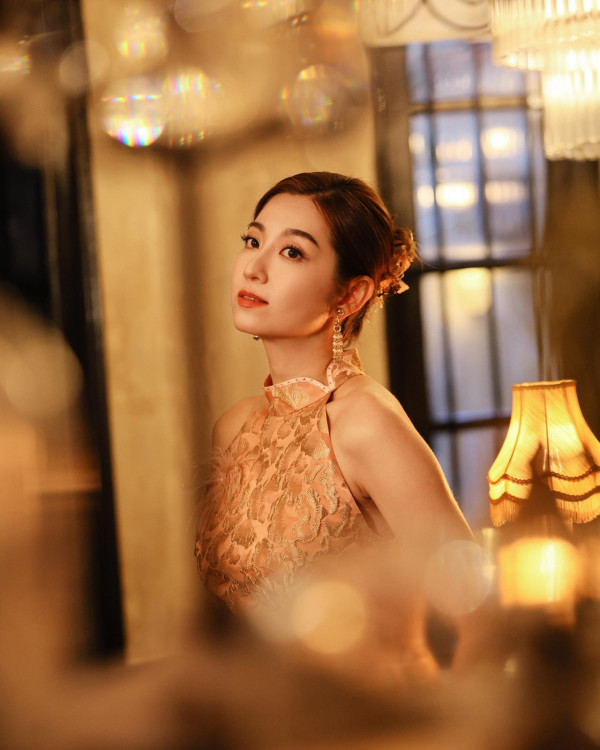 前TVB花旦鄧佩儀離巢返加拿大發展 近況曝光！激罕性感低胸造型慶32歲生日 