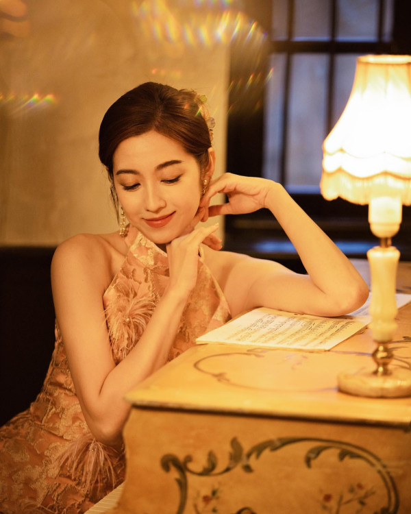 前TVB花旦鄧佩儀離巢返加拿大發展 近況曝光！激罕性感低胸造型慶32歲生日 