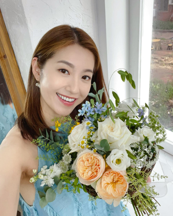 前TVB花旦鄧佩儀離巢返加拿大發展 近況曝光！激罕性感低胸造型慶32歲生日 