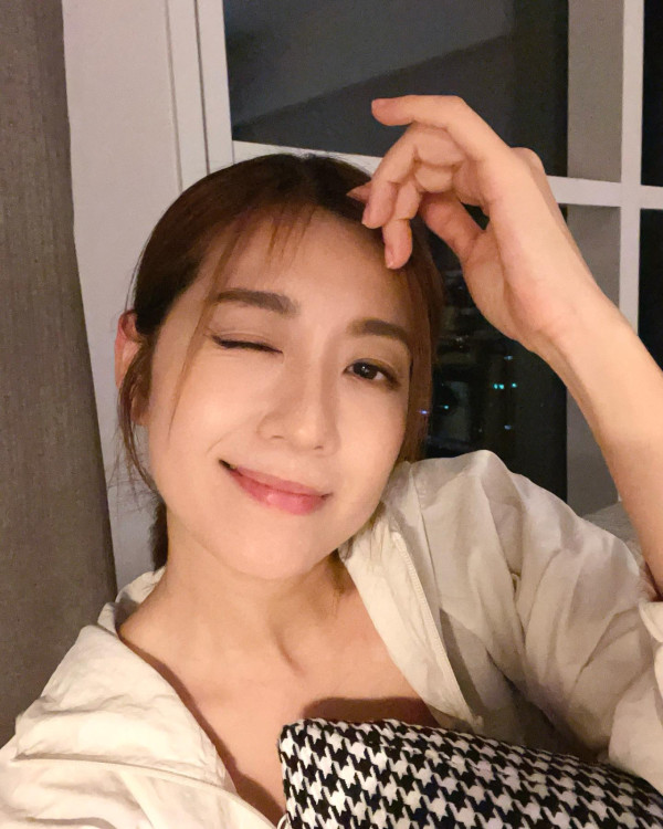 前TVB花旦鄧佩儀離巢返加拿大發展 近況曝光！激罕性感低胸造型慶32歲生日 