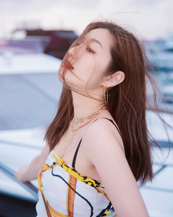 前TVB花旦鄧佩儀離巢返加拿大發展 近況曝光！激罕性感低胸造型慶32歲生日 