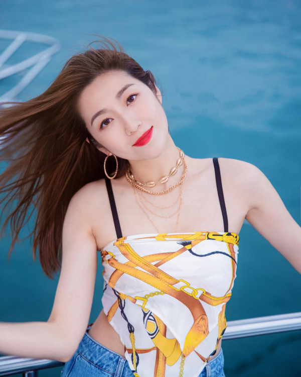 前TVB花旦鄧佩儀離巢返加拿大發展 近況曝光！激罕性感低胸造型慶32歲生日 