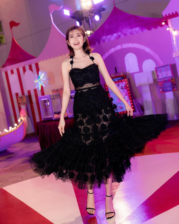 前TVB花旦鄧佩儀離巢返加拿大發展 近況曝光！激罕性感低胸造型慶32歲生日 