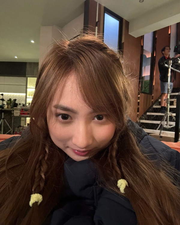 聲夢小花生日派對辦菲律賓式成人禮 公主晚裝性感上陣 粉絲爭相送花 