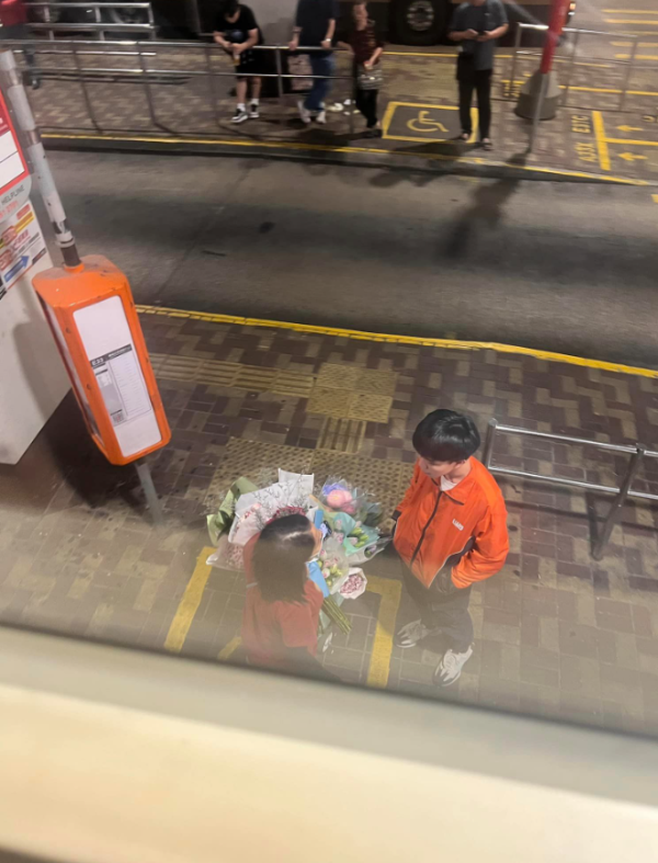 阿姐攜買餸車被拒上巴士 站長出馬一招KO（影片來源︰Facebook@香港突發事故報料區及討論區）