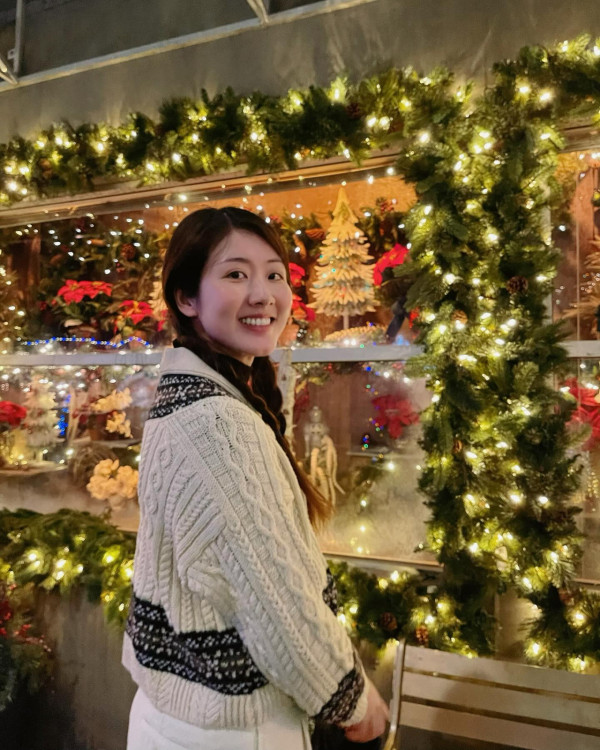 前TVB花旦鄧佩儀離巢返加拿大發展 近況曝光！激罕性感低胸造型慶32歲生日 