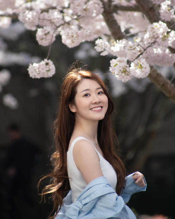 前TVB花旦鄧佩儀離巢返加拿大發展 近況曝光！激罕性感低胸造型慶32歲生日 