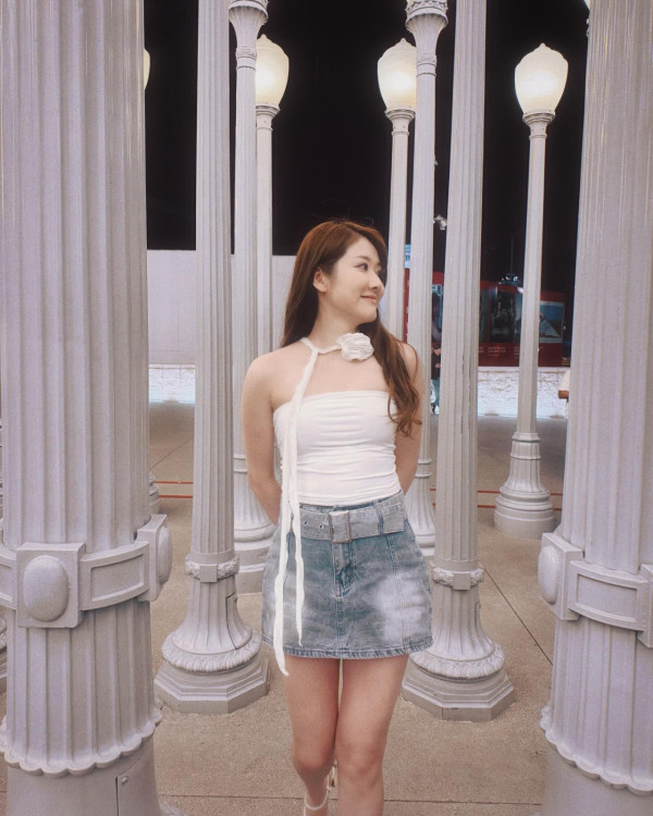 前TVB花旦鄧佩儀離巢返加拿大發展 近況曝光！激罕性感低胸造型慶32歲生日 