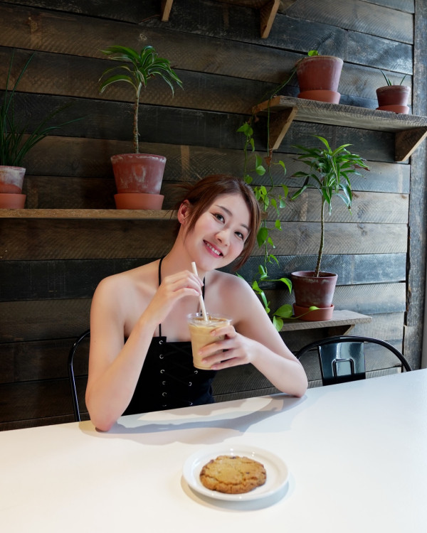 前TVB花旦鄧佩儀離巢返加拿大發展 近況曝光！激罕性感低胸造型慶32歲生日 