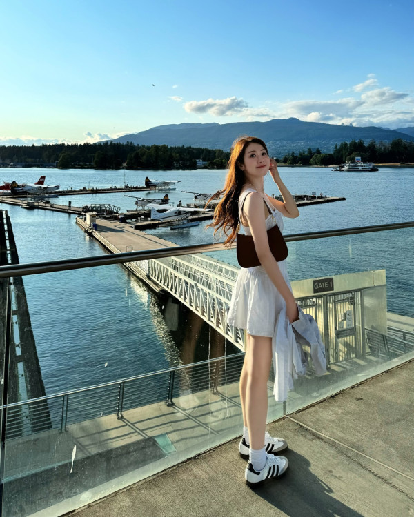 前TVB花旦鄧佩儀離巢返加拿大發展 近況曝光！激罕性感低胸造型慶32歲生日 