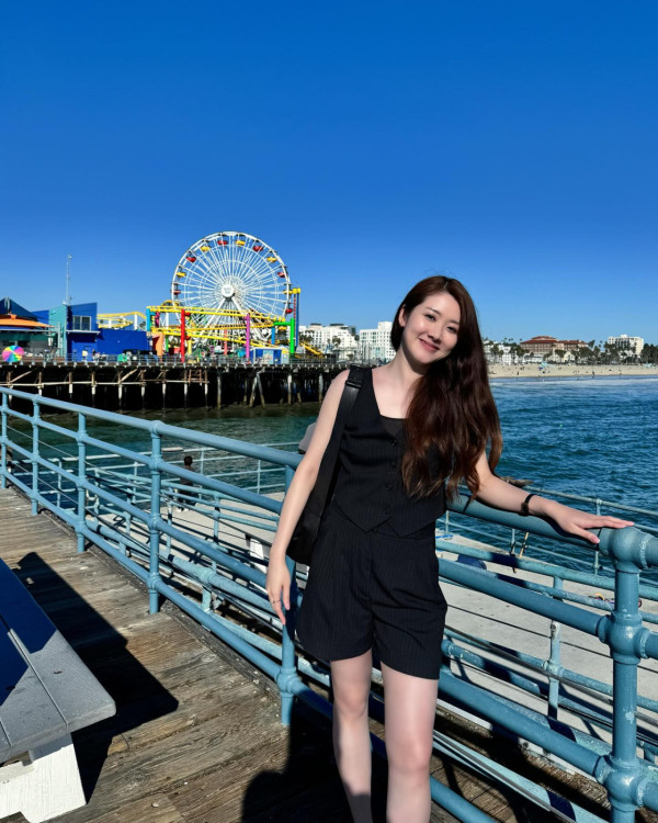 前TVB花旦鄧佩儀離巢返加拿大發展 近況曝光！激罕性感低胸造型慶32歲生日 