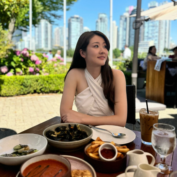 前TVB花旦鄧佩儀離巢返加拿大發展 近況曝光！激罕性感低胸造型慶32歲生日 