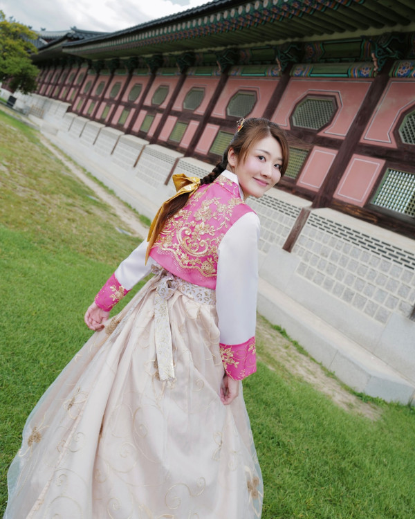 前TVB花旦鄧佩儀離巢返加拿大發展 近況曝光！激罕性感低胸造型慶32歲生日 