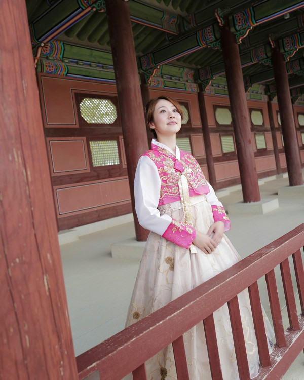 前TVB花旦鄧佩儀離巢返加拿大發展 近況曝光！激罕性感低胸造型慶32歲生日 