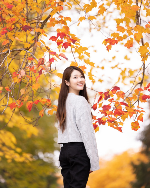 前TVB花旦鄧佩儀離巢返加拿大發展 近況曝光！激罕性感低胸造型慶32歲生日 