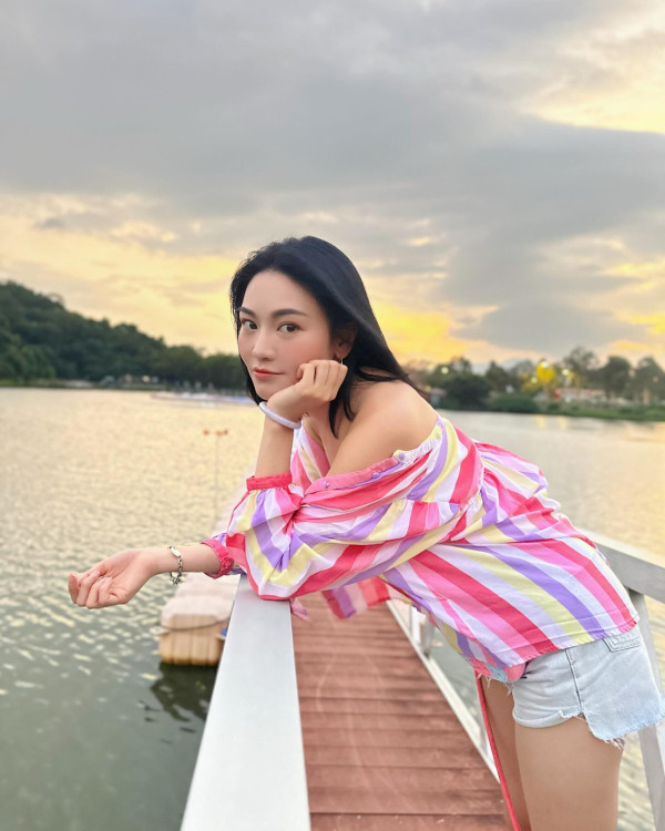 《愛回家》30歲小花遊越南富國島狂晒靚相!螢光粉色泳衣露事業線!